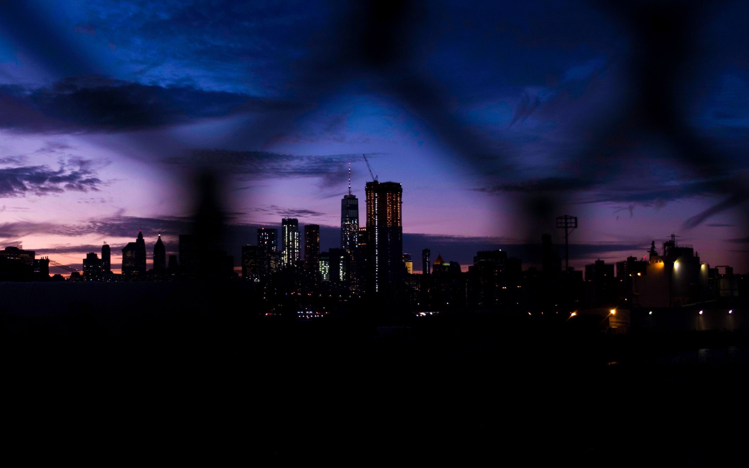 Фон темного города красивый