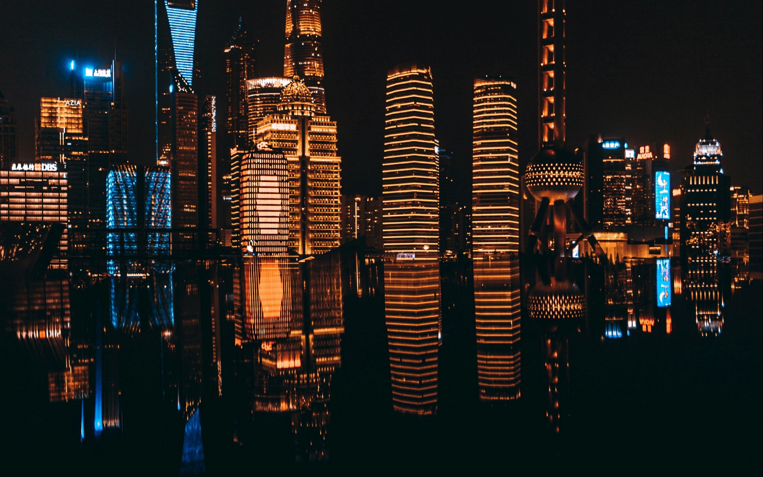 Город с небоскребами на черном фоне
