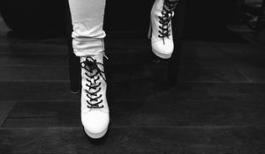 Превью обои нога, ботинок, стиль, мода, черно-белый