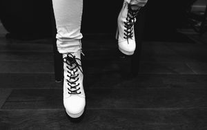 Превью обои нога, ботинок, стиль, мода, черно-белый