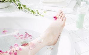 Превью обои нога, ванная, ароматерапия, лепестки