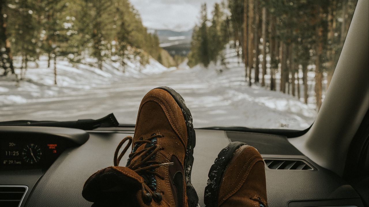 Обои ноги, автомобиль, поездка, ботинки, путешествие
