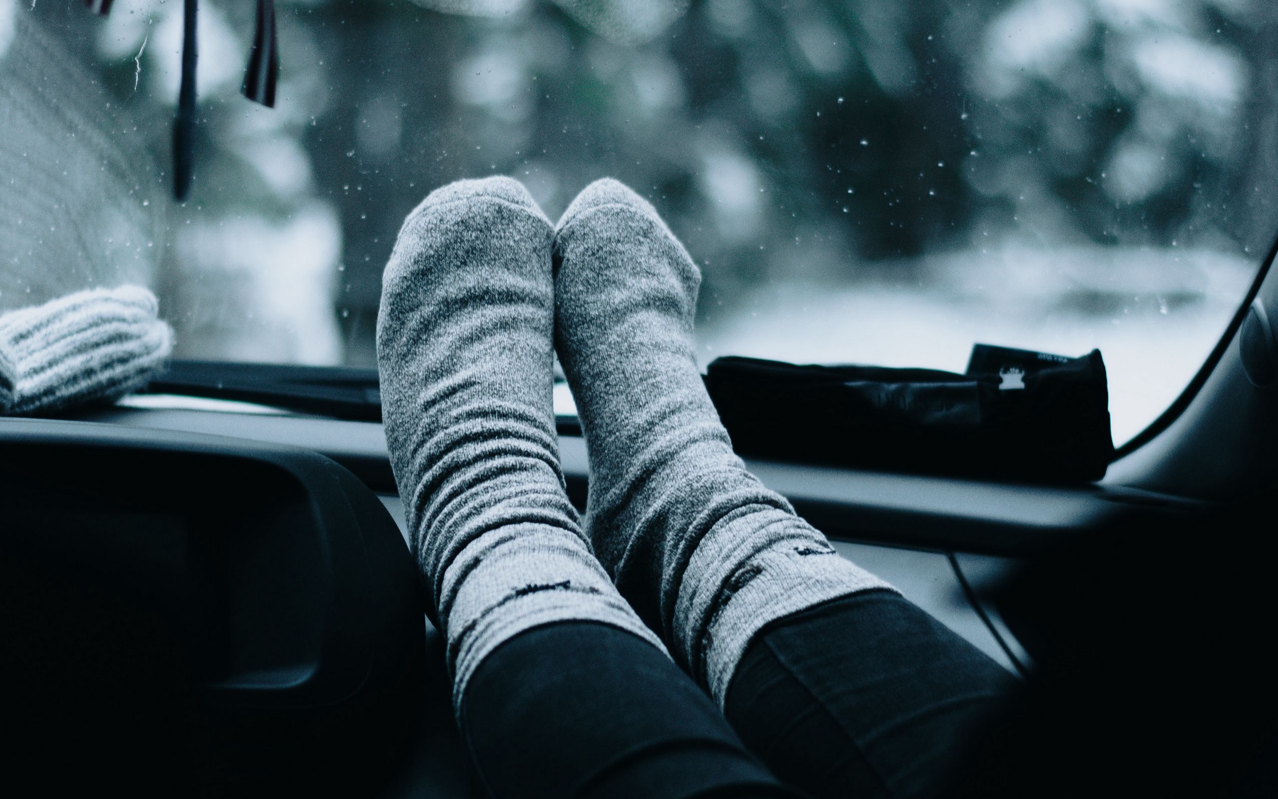 Ноги в машине зимой