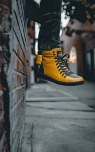 Превью обои ноги, ботинки, обувь, коричневый, стиль