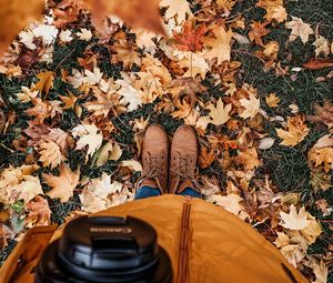 Превью обои ноги, ботинки, осень, листья