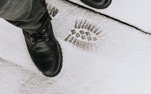Превью обои ноги, ботинки, след, снег