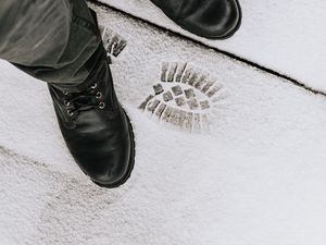 Превью обои ноги, ботинки, след, снег