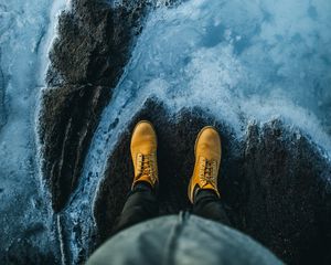 Превью обои ноги, ботинки, вода, берег, камень