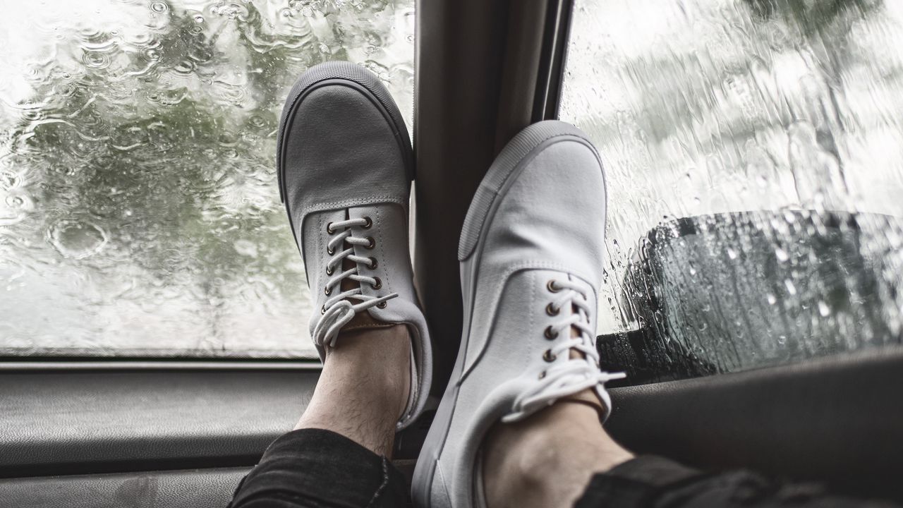 Обои ноги, кеды, машина, стекло, дождь