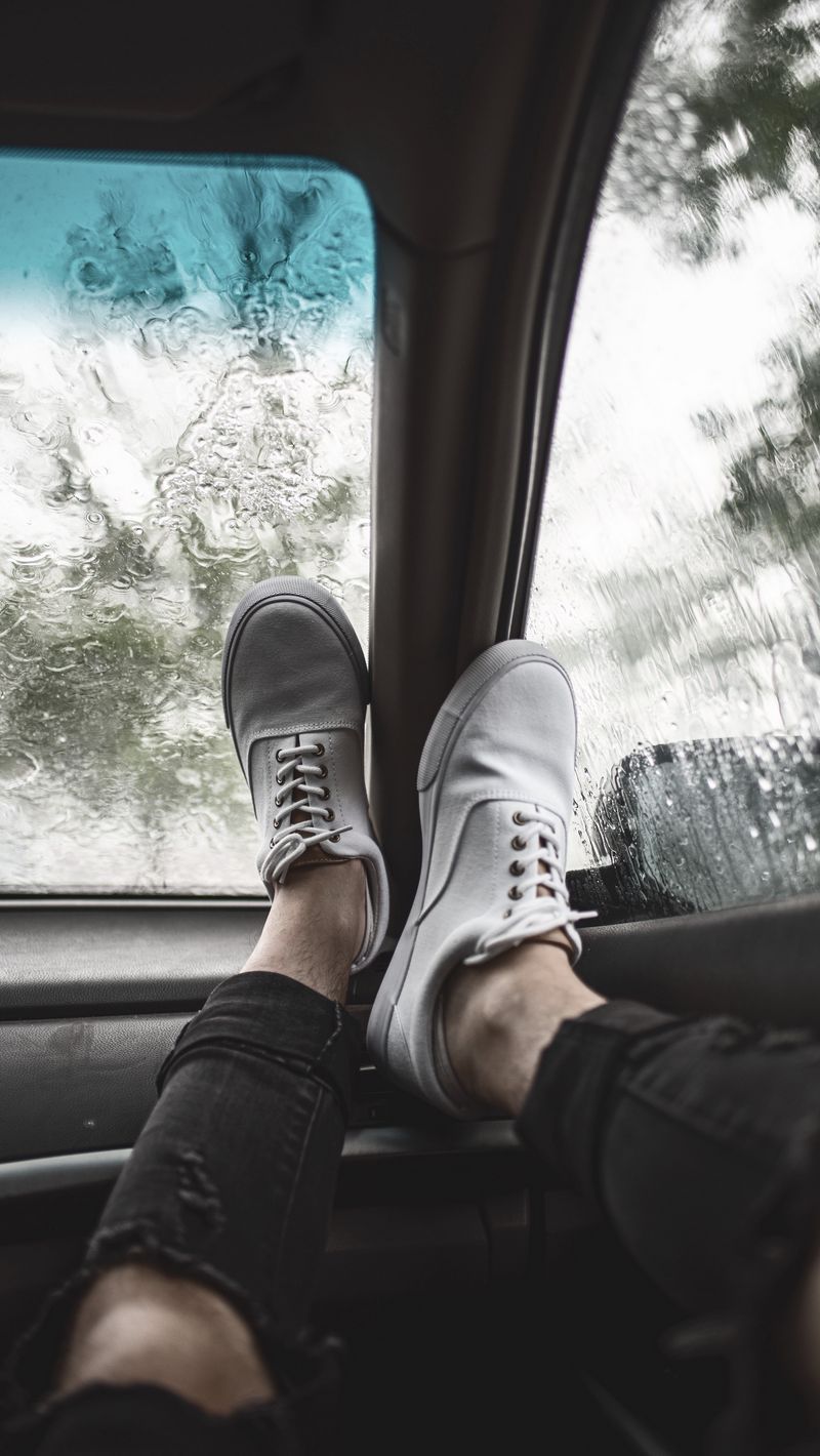 Ноги в кроссовках в машине