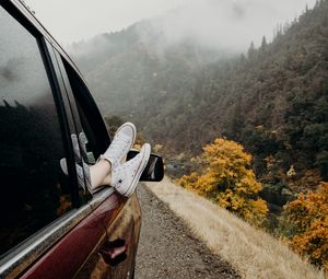 Превью обои ноги, кеды, путешествие, туман, автомобиль