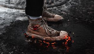 Превью обои ноги, кеды, жар, асфальт, снег
