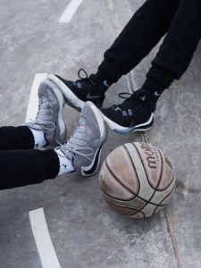 Превью обои ноги, кроссовки, баскетбольный мяч, мяч, спорт