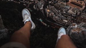 Превью обои ноги, кроссовки, город, вид сверху, побережье