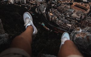 Превью обои ноги, кроссовки, город, вид сверху, побережье