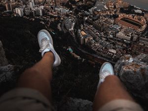 Превью обои ноги, кроссовки, город, вид сверху, побережье