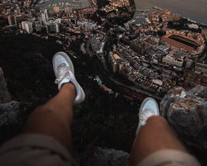 Превью обои ноги, кроссовки, город, вид сверху, побережье
