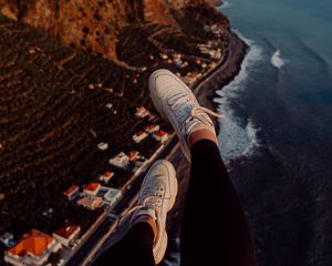 Превью обои ноги, кроссовки, город, вид сверху, побережье, горы
