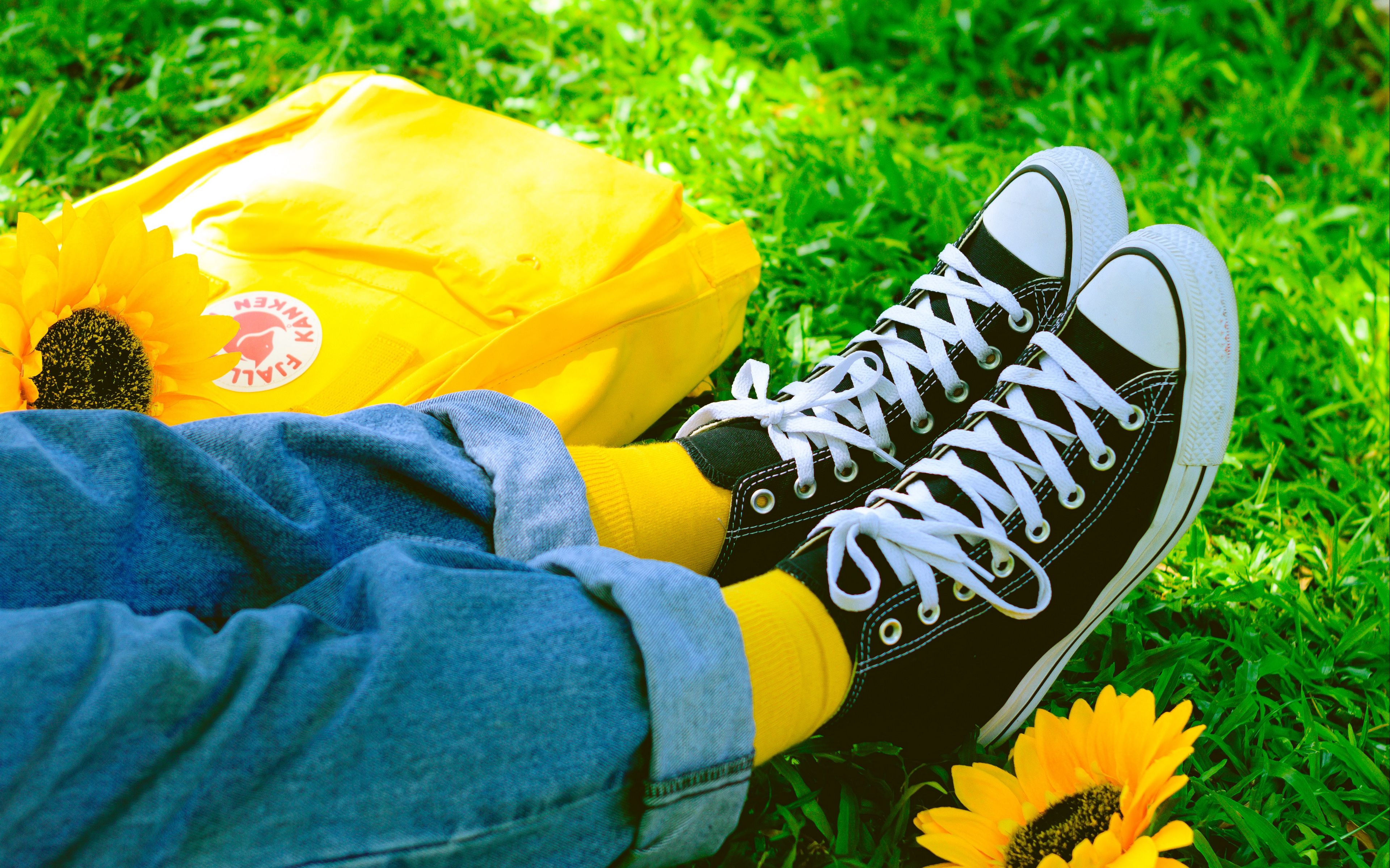 Цветы в носках и кроссовках