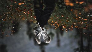 Превью обои ноги, кроссовки, поле, цветы, размытость