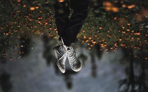 Превью обои ноги, кроссовки, поле, цветы, размытость