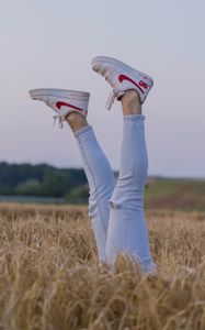 Превью обои ноги, кроссовки, поле, колосья