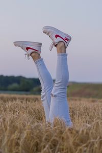Превью обои ноги, кроссовки, поле, колосья