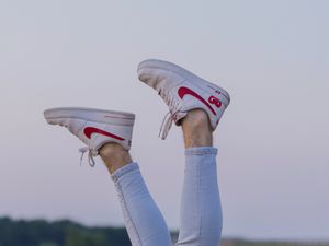 Превью обои ноги, кроссовки, поле, колосья