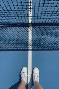 Превью обои ноги, кроссовки, теннис, сетка, теннисный корт