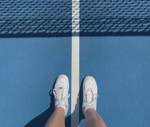Превью обои ноги, кроссовки, теннис, сетка, теннисный корт