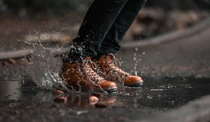 Превью обои ноги, лужа, брызги, вода, прыжок