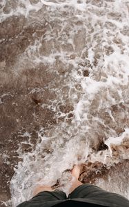 Превью обои ноги, море, брызги, пена, побережье
