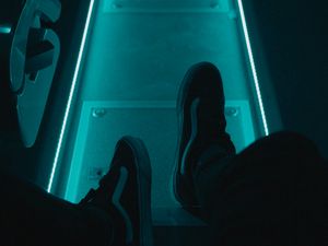 Превью обои ноги, неон, кроссовки, одинокий, одиночество