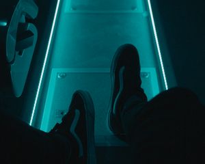 Превью обои ноги, неон, кроссовки, одинокий, одиночество
