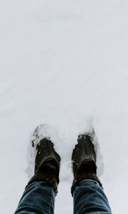Превью обои ноги, обувь, снег, зима