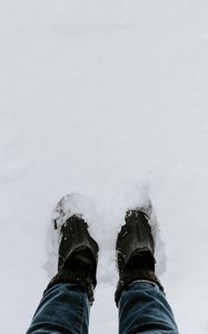 Превью обои ноги, обувь, снег, зима