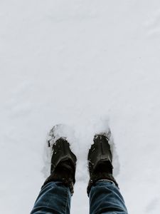 Превью обои ноги, обувь, снег, зима