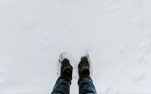 Превью обои ноги, обувь, снег, зима