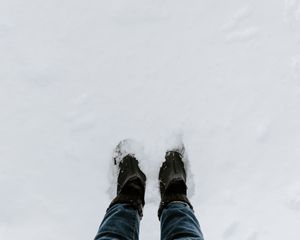 Превью обои ноги, обувь, снег, зима