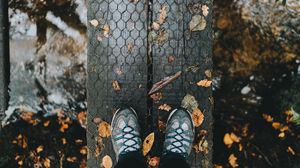Превью обои ноги, осень, листва, дождь