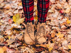 Превью обои ноги, осень, листва, ботинки