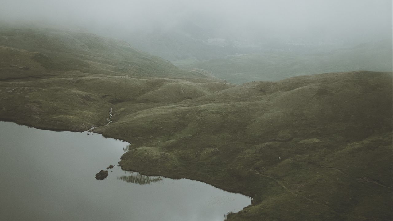Обои ноги, озеро, туман, холмы, склон