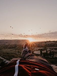 Превью обои ноги, пейзаж, закат, воздушные шары, горы, отдых