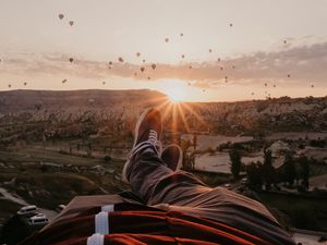 Превью обои ноги, пейзаж, закат, воздушные шары, горы, отдых