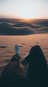 Превью обои ноги, песок, пустыня, дюны, путешествие