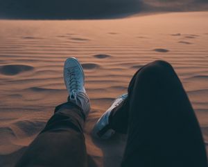 Превью обои ноги, песок, пустыня, дюны, путешествие