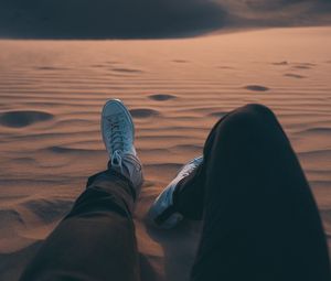 Превью обои ноги, песок, пустыня, дюны, путешествие
