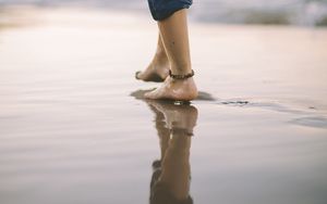 Превью обои ноги, шаг, пляж, вода, песок