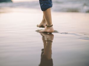 Превью обои ноги, шаг, пляж, вода, песок