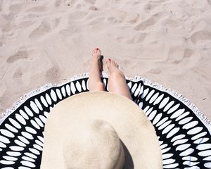 Превью обои ноги, шляпа, пляж, песок